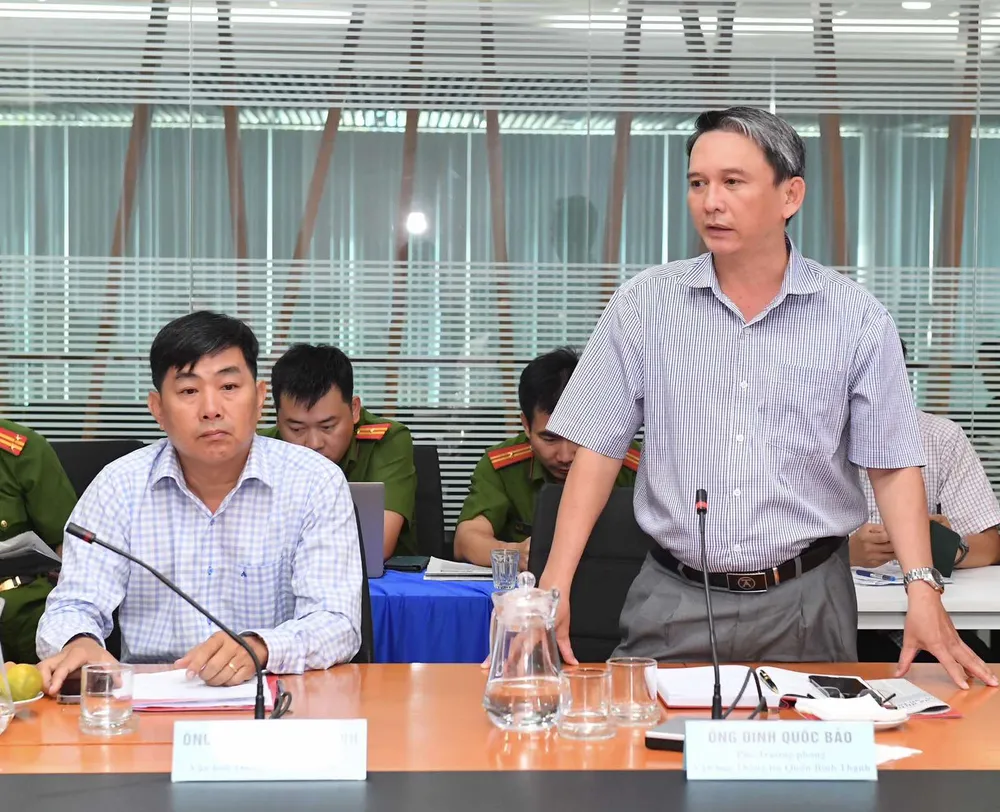 Ông Đinh Quốc Bảo trả lời về thực trạng một số cơ sở kinh doanh phải hoạt động chui vì không đáp ứng đủ các tiêu chuẩn, quy định. Ảnh: VIỆT DŨNG Ông Đinh Quốc Bảo trả lời về thực trạng một số cơ sở kinh doanh phải hoạt động chui vì không đáp ứng đủ các tiêu chuẩn, quy định. Ảnh: VIỆT DŨNG