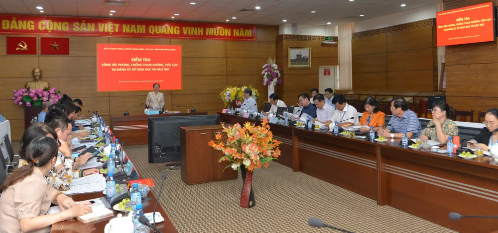 Quang cảnh buổi làm việc của Đoàn kiểm tra Ban chỉ đạo Phòng, chống tham nhũng, tiêu cực TPHCM tại Đảng ủy Sở GD-ĐT TPHCM. Ảnh: CAO THĂNG