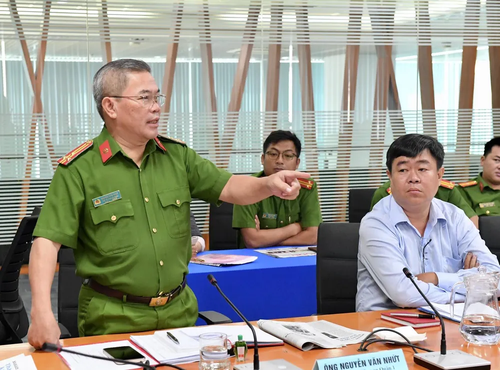 Thượng tá Nguyễn Văn Nhứt, Phó Trưởng Công an quận 1: Nhiều quy định bắt nguồn từ thực tế đã xảy ra nhiều vụ cháy nổ gây thiệt hại lớn về người và tài sản. Ảnh: VIỆT DŨNG Thượng tá Nguyễn Văn Nhứt, Phó Trưởng Công an quận 1: Nhiều quy định bắt nguồn từ thực tế đã xảy ra nhiều vụ cháy nổ gây thiệt hại lớn về người và tài sản. Ảnh: VIỆT DŨNG