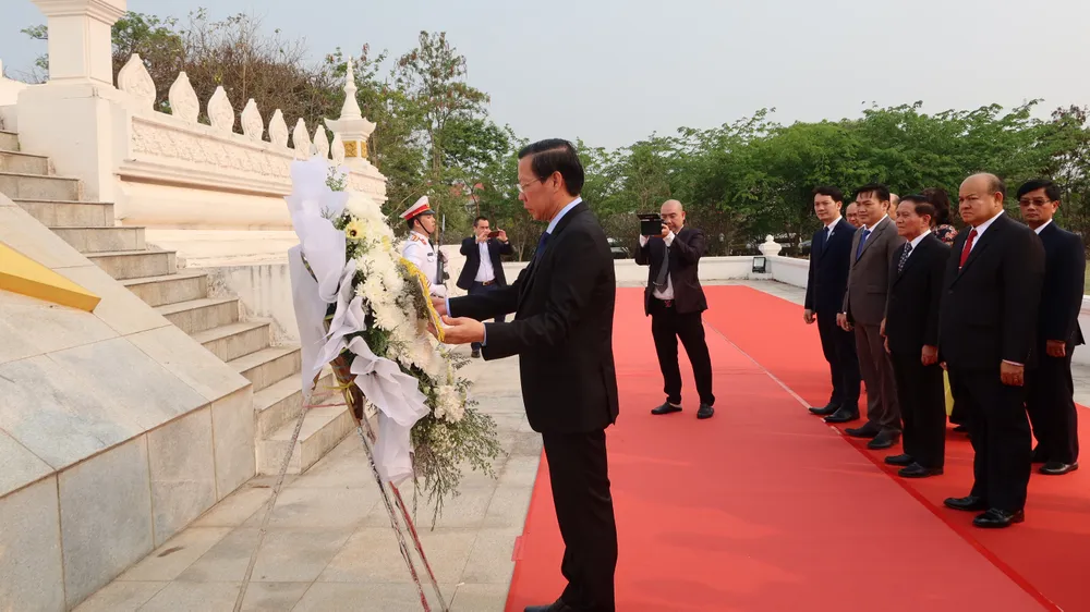 Chủ tịch UBND TPHCM cùng đoàn đại biểu TPHCM viếng Đài Liệt sĩ vô danh ở Thủ đô Vientiane, Lào. Ảnh: THỤY VŨ Chủ tịch UBND TPHCM cùng đoàn đại biểu TPHCM viếng Đài Liệt sĩ vô danh ở Thủ đô Vientiane, Lào. Ảnh: THỤY VŨ