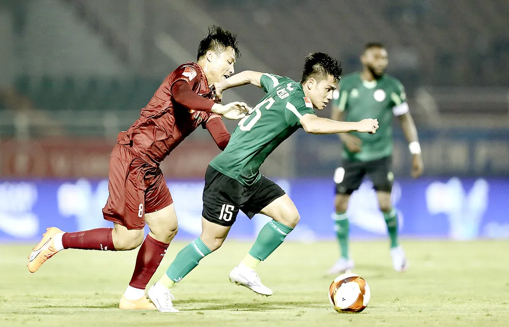 CLB TPHCM (áo xanh) chia điểm cùng T.Bình Định với tỷ số 1-1. Ảnh: DŨNG PHƯƠNG