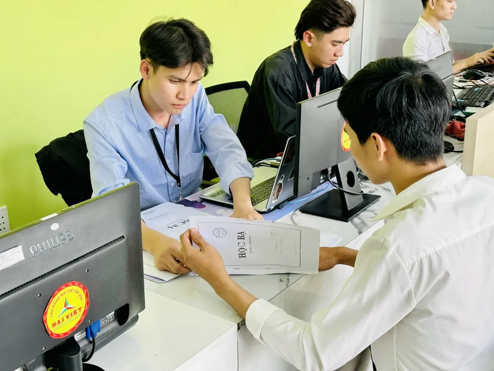 Thí sinh nộp hồ sơ xét tuyển tại Trường CĐ Đại Việt Sài Gòn Thí sinh nộp hồ sơ xét tuyển tại Trường CĐ Đại Việt Sài Gòn