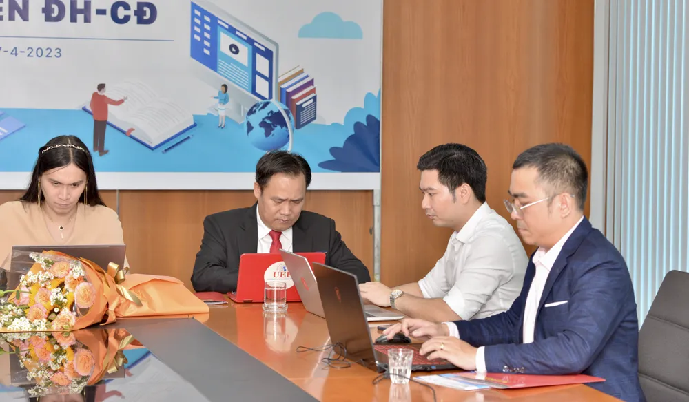 Các khách mời trả lời câu hỏi cho thí sinh tại Báo SGGP. Ảnh: CAO THĂNG Các khách mời trả lời câu hỏi cho thí sinh tại Báo SGGP. Ảnh: CAO THĂNG