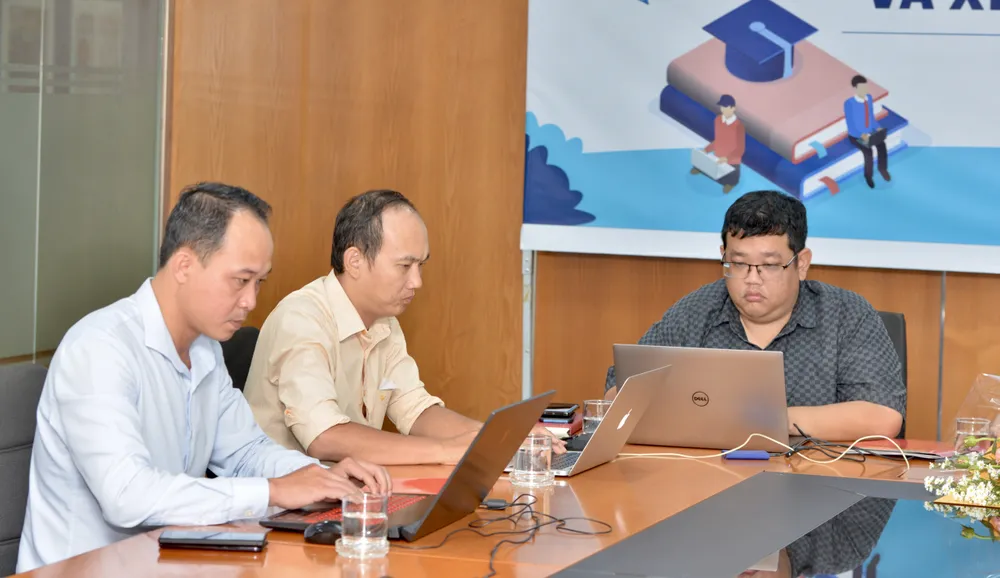 Các khách mời đang trả lời câu hỏi cho thí sinh tại Báo Sài Gòn Giải Phóng. Ảnh: CAO THĂNG Các khách mời đang trả lời câu hỏi cho thí sinh tại Báo Sài Gòn Giải Phóng. Ảnh: CAO THĂNG