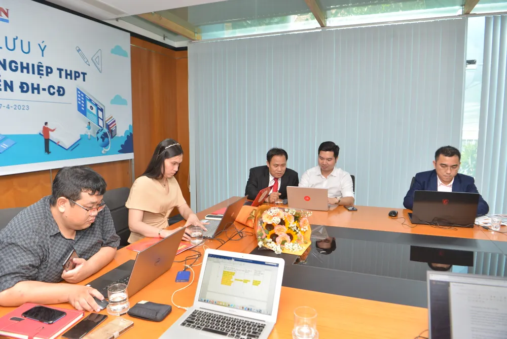 Các khách mời tham gia giao lưu trực tuyến tại Báo SGGP. Ảnh: CAO THĂNG Các khách mời tham gia giao lưu trực tuyến tại Báo SGGP. Ảnh: CAO THĂNG