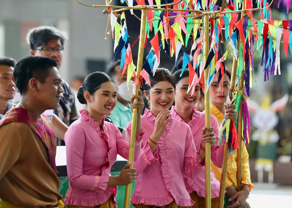 Tình nguyện viên nước chủ nhà đón các đoàn thể thao tham dự SEA Games 32