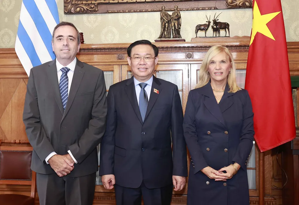 Chủ tịch Quốc hội Vương Đình Huệ với Chủ tịch Thượng viện Beatriz Argimon (phải) và Chủ tịch Hạ viện Sebastian Andujar. Ảnh: TTXVN Chủ tịch Quốc hội Vương Đình Huệ với Chủ tịch Thượng viện Beatriz Argimon (phải) và Chủ tịch Hạ viện Sebastian Andujar. Ảnh: TTXVN