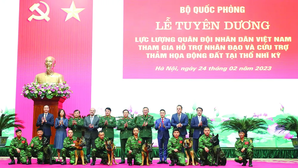 Lãnh đạo Bộ Quốc phòng và các đại biểu tại buổi lễ tuyên dương do Bộ Quốc phòng tổ chức ngày 24-2. Ảnh: QUANG PHÚC Lãnh đạo Bộ Quốc phòng và các đại biểu tại buổi lễ tuyên dương do Bộ Quốc phòng tổ chức ngày 24-2. Ảnh: QUANG PHÚC