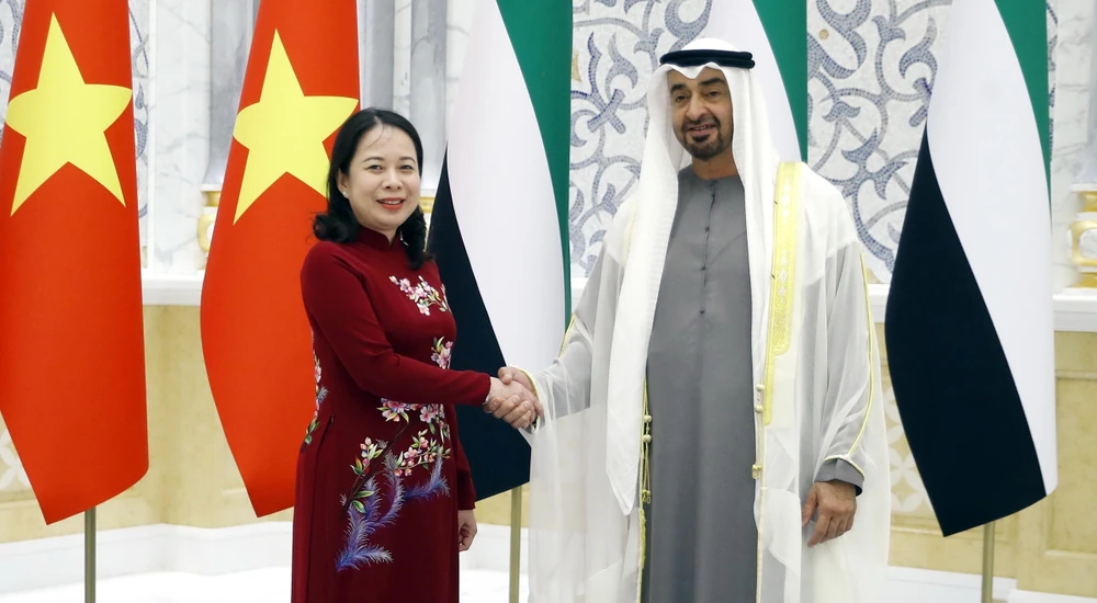 Tổng thống UAE Sheikh Mohamed bin Zayed Al Nahyan đón Phó Chủ tịch nước Võ Thị Ánh Xuân. Ảnh: TTXVN