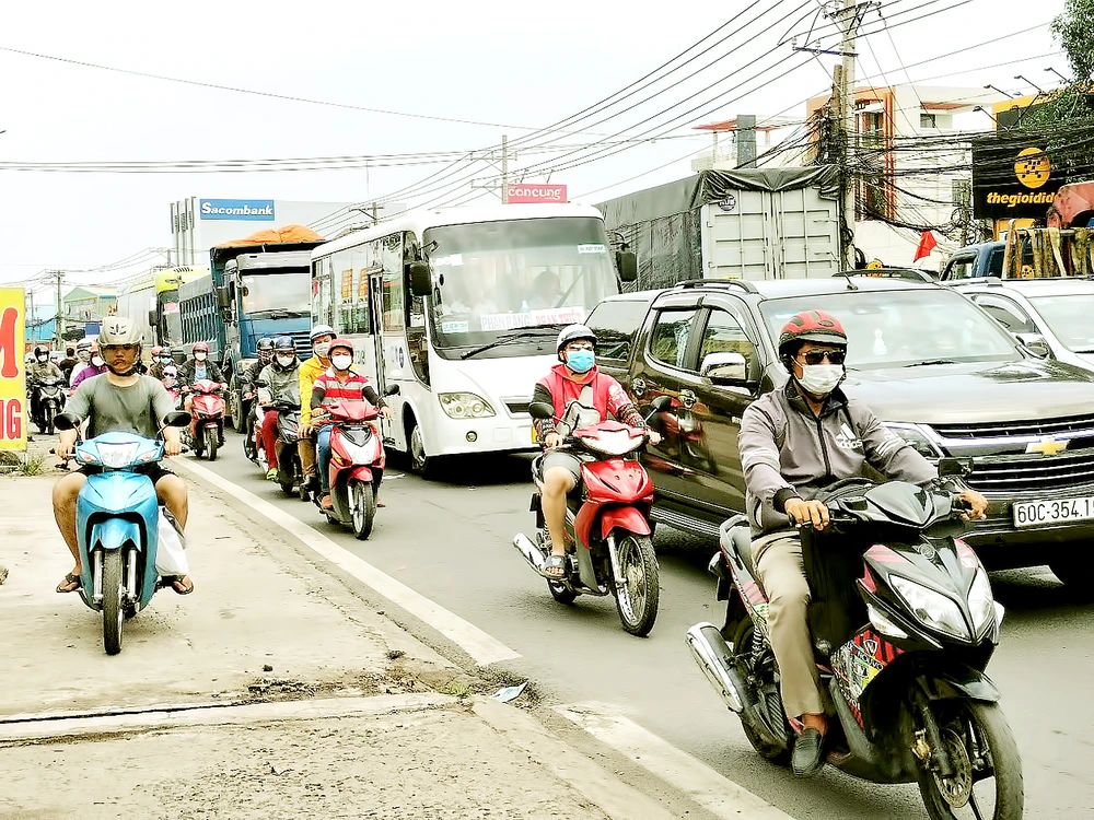 Giao thông trên quốc lộ 1A đoạn gần Ngã tư Vũng Tàu (tỉnh Đồng Nai) bị ùn ứ nhiều giờ trong chiều 3-5. Ảnh: HOÀNG BẮC