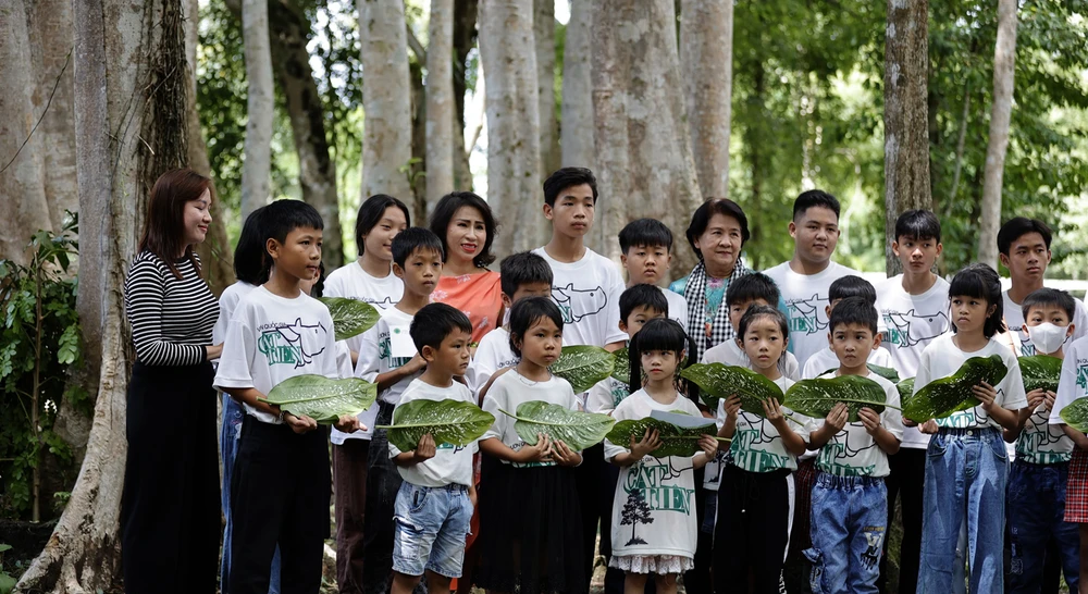 Các em học sinh nhận học bổng từ các đơn vị