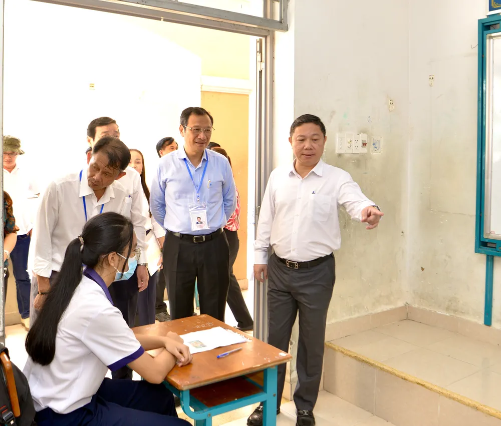 Phó Chủ tịch UBND TPHCM Dương Anh Đức trực tiếp kiểm tra công tác tổ chức tuyển sinh lớp 10 tại Cần Giờ. Ảnh: CAO THĂNG