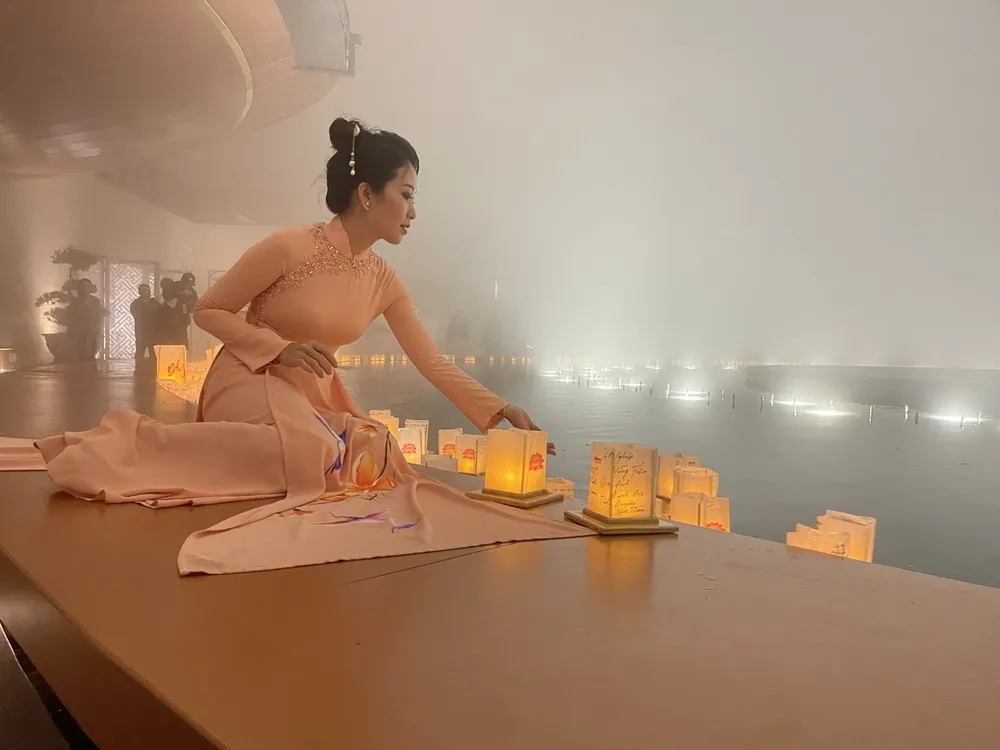 Du khách thành kính rước đăng mừng Đại lễ Phật đản