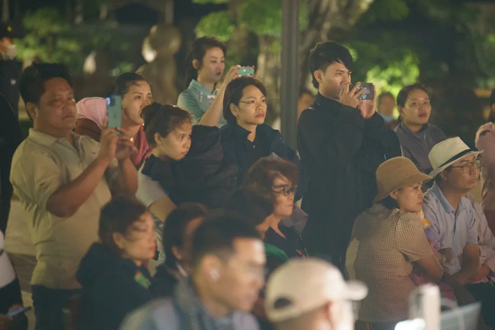 Du khách thưởng thức chương trình với nhiều tác phẩm đậm tinh thần Phật giáo