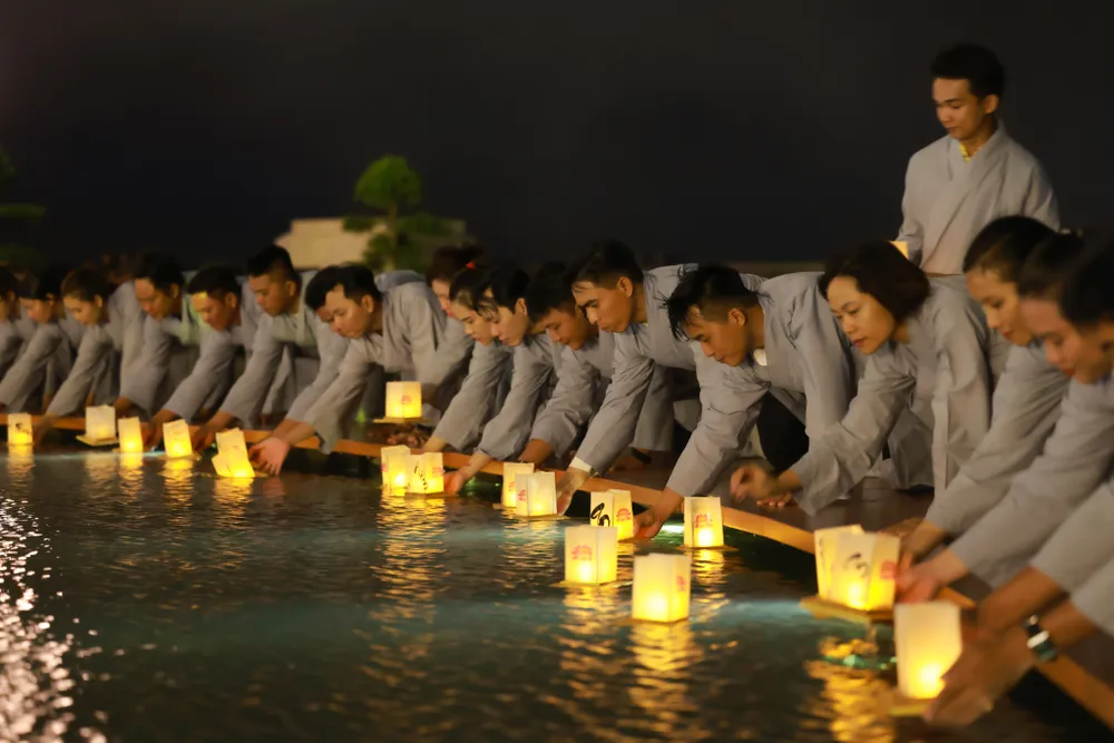 Du khách và Phật tử thành kính thả những ngọn đăng