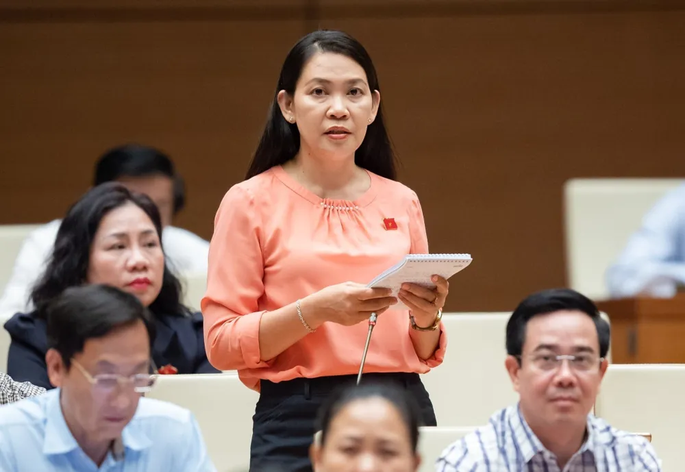 ĐB Huỳnh Ánh Sương (Quảng Ngãi) chất vấn sáng 6-6. Ảnh: QUANG PHÚC ĐB Huỳnh Ánh Sương (Quảng Ngãi) chất vấn sáng 6-6. Ảnh: QUANG PHÚC