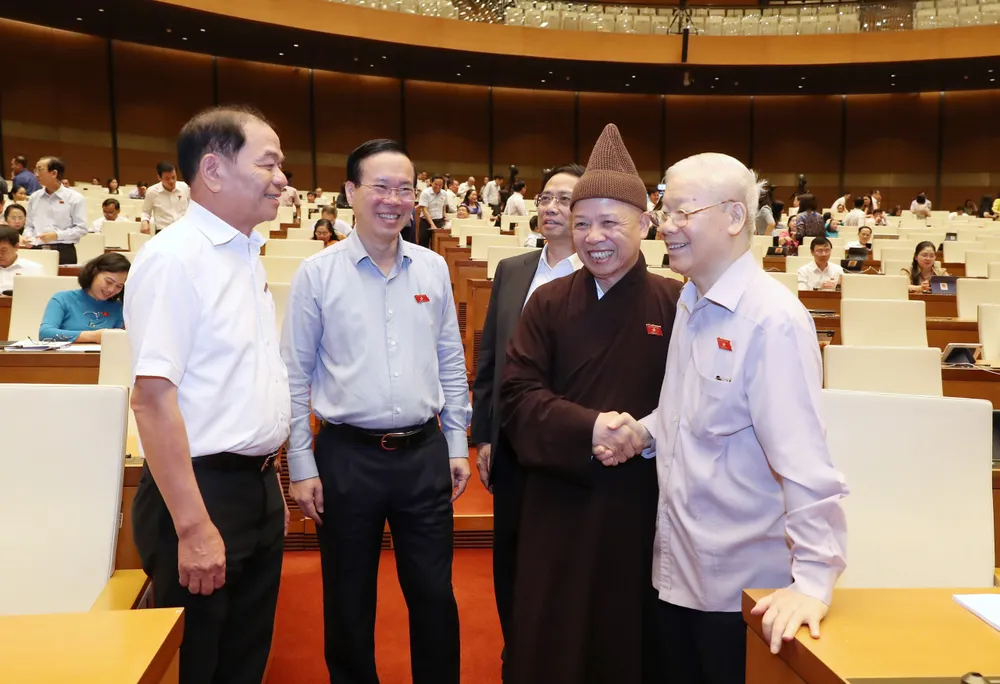 Tổng Bí thư Nguyễn Phú Trọng, Chủ tịch nước Võ Văn Thưởng trao đổi với các đại biểu trong giờ giải lao của phiên chất vấn sáng 6-6. Ảnh: QUANG PHÚC Tổng Bí thư Nguyễn Phú Trọng, Chủ tịch nước Võ Văn Thưởng trao đổi với các đại biểu trong giờ giải lao của phiên chất vấn sáng 6-6. Ảnh: QUANG PHÚC