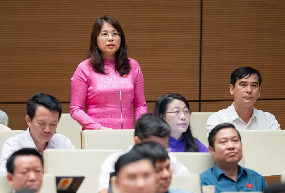 ĐB Trần Hồng Nguyên (Bình Thuận) chất vấn sáng 6-6. Ảnh: QUANG PHÚC ĐB Trần Hồng Nguyên (Bình Thuận) chất vấn sáng 6-6. Ảnh: QUANG PHÚC