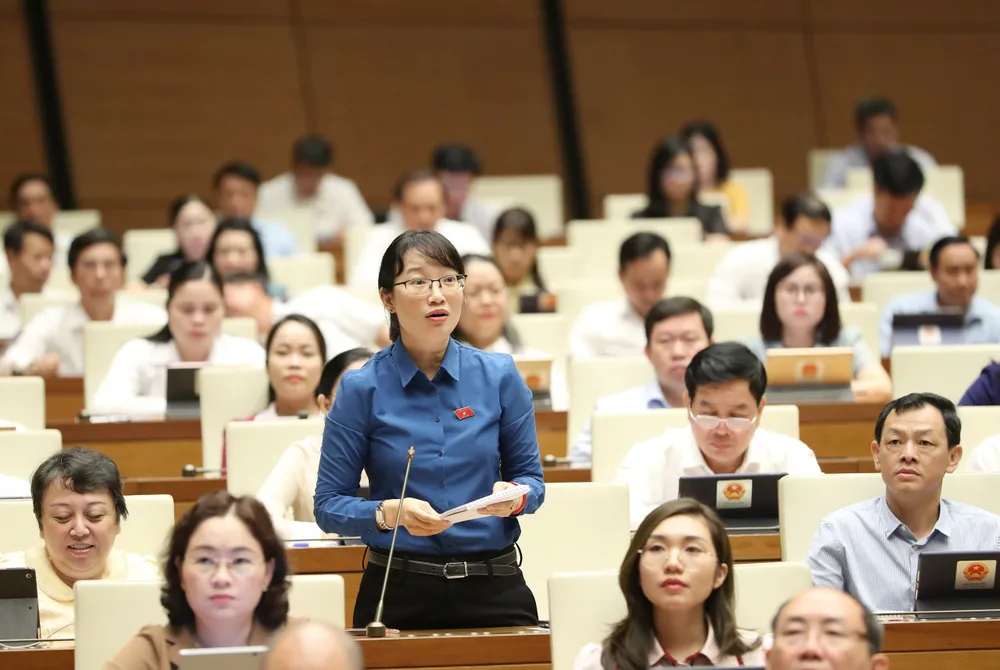 Đại biểu Trần Thị Diệu Thúy (TPHCM) chất vấn sáng 6-6. Ảnh: QUANG PHÚC Đại biểu Trần Thị Diệu Thúy (TPHCM) chất vấn sáng 6-6. Ảnh: QUANG PHÚC