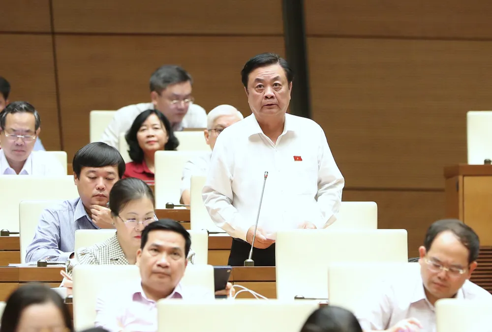 Bộ trưởng Bộ NN-PTNT Lê Minh Hoan trả lời các vấn đề đại biểu quan tâm, sáng 6-6. Ảnh: QUANG PHÚC Bộ trưởng Bộ NN-PTNT Lê Minh Hoan trả lời các vấn đề đại biểu quan tâm, sáng 6-6. Ảnh: QUANG PHÚC