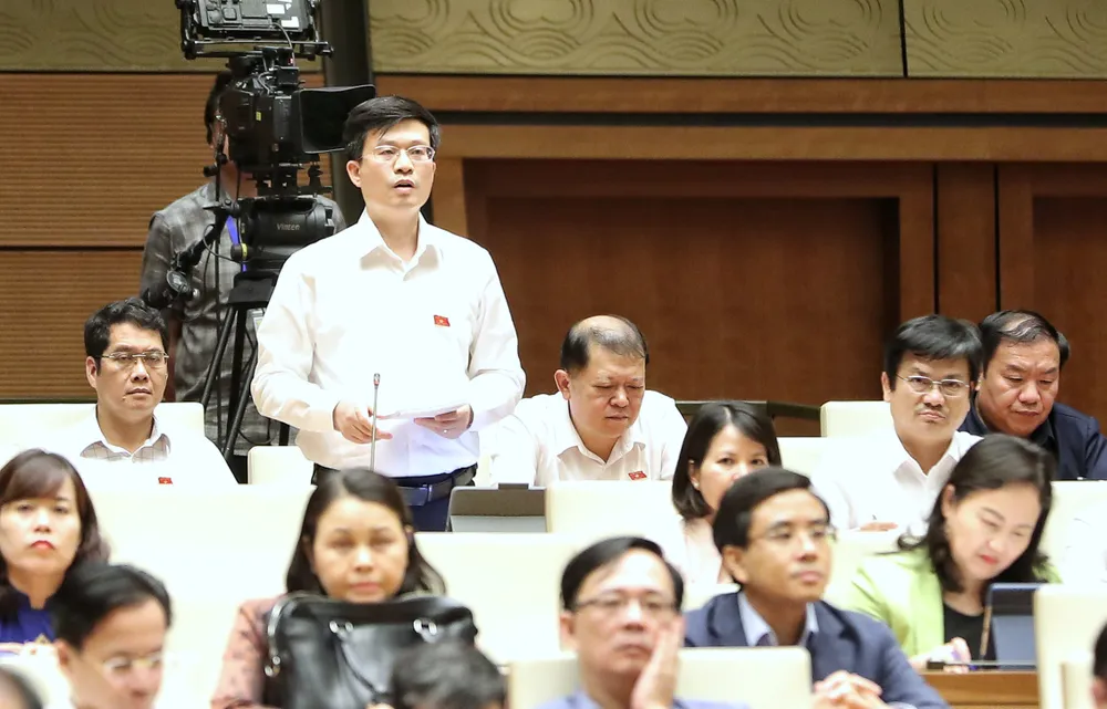 ĐB Đỗ Chí Nghĩa (Phú Yên) chất vấn ngày 6-6. Ảnh: QUANG PHÚC ĐB Đỗ Chí Nghĩa (Phú Yên) chất vấn ngày 6-6. Ảnh: QUANG PHÚC