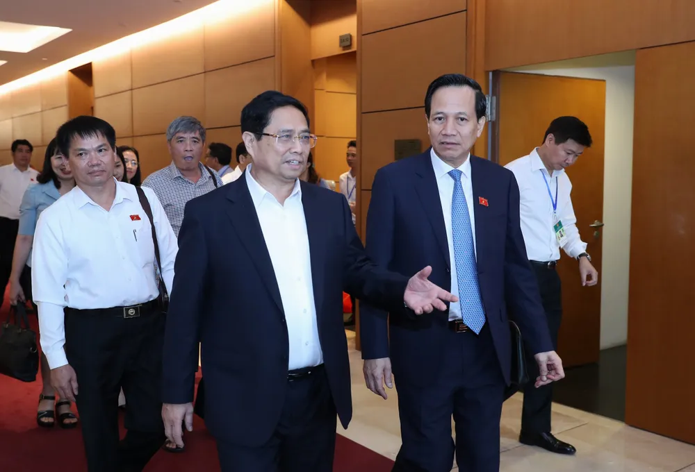 Thủ tướng Phạm Minh Chính trao đổi với Bộ trưởng Bộ LĐTB-XH Đào Ngọc Dung sau phiên chất vấn sáng 6-6. Ảnh: QUANG PHÚC Thủ tướng Phạm Minh Chính trao đổi với Bộ trưởng Bộ LĐTB-XH Đào Ngọc Dung sau phiên chất vấn sáng 6-6. Ảnh: QUANG PHÚC