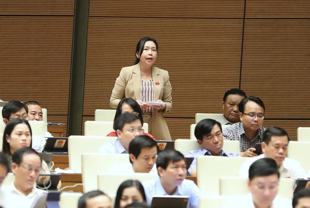 ĐB Lý Tiết Hạnh (Bình Định) chất vấn sáng 6-6. Ảnh: QUANG PHÚC ĐB Lý Tiết Hạnh (Bình Định) chất vấn sáng 6-6. Ảnh: QUANG PHÚC