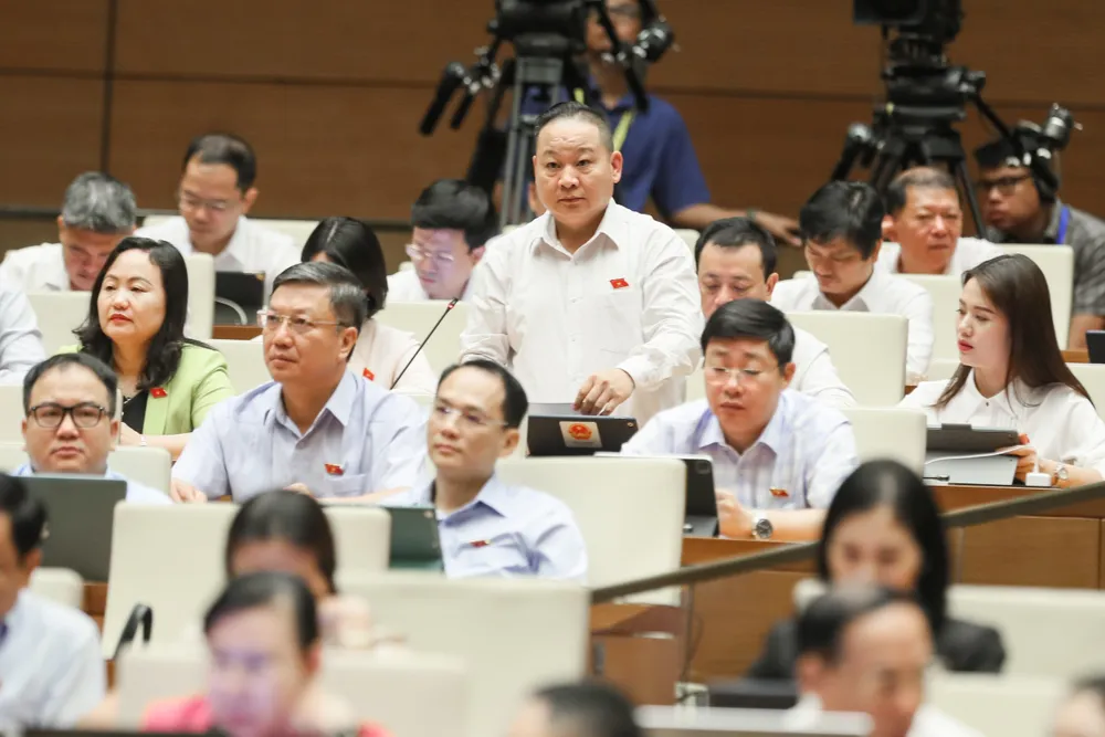 ĐB Tráng A Dương (Hà Giang) chất vấn sáng 6-6. Ảnh: QUANG PHÚC ĐB Tráng A Dương (Hà Giang) chất vấn sáng 6-6. Ảnh: QUANG PHÚC