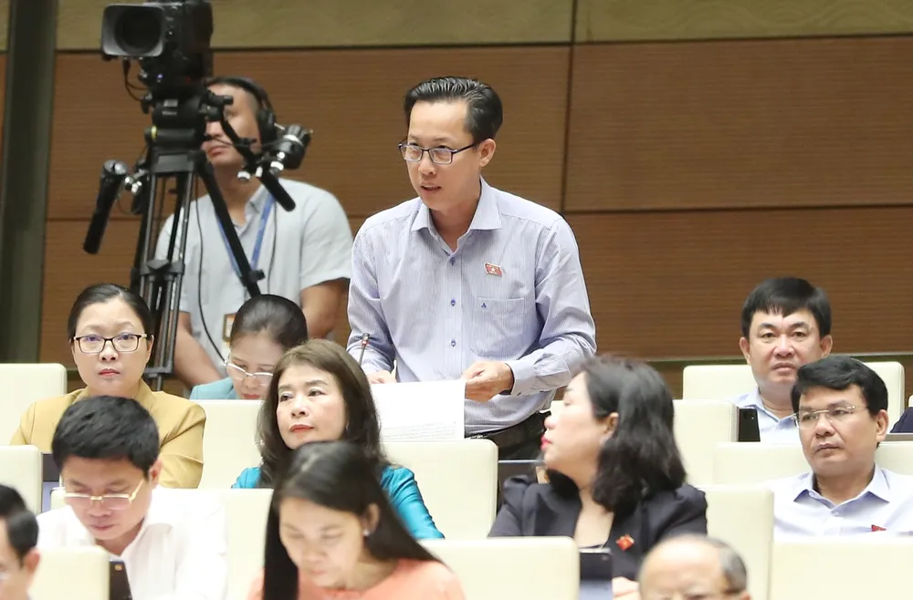 ĐB Trịnh Minh Bình (Vĩnh Long) chất vấn sáng 6-6. Ảnh: QUANG PHÚC ĐB Trịnh Minh Bình (Vĩnh Long) chất vấn sáng 6-6. Ảnh: QUANG PHÚC