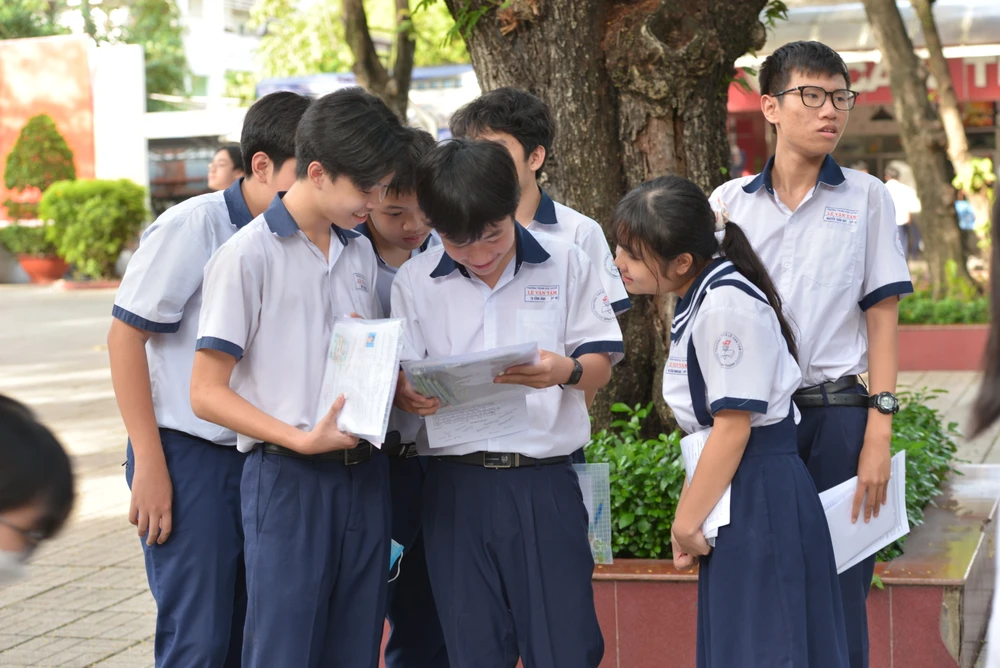 Thí sinh xem lại kết quả làm bài sau khi hoàn tất môn thi chuyên tại Kỳ thi tuyển sinh vào lớp 10 năm học 2023-2024. Ảnh: CAO THĂNG