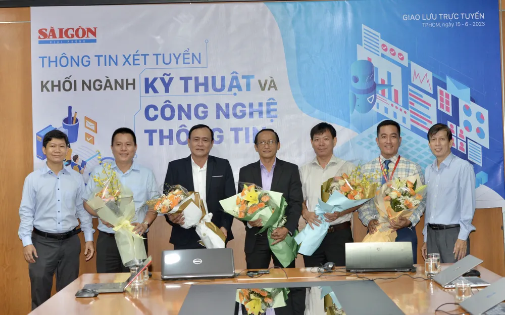 Phó Tổng Biên tập Báo SGGP Nguyễn Khắc Văn (bìa phải) tặng hoa các khách mời tham gia buổi giao lưu trực tuyến. Ảnh: CAO THĂNG Phó Tổng Biên tập Báo SGGP Nguyễn Khắc Văn (bìa phải) tặng hoa các khách mời tham gia buổi giao lưu trực tuyến. Ảnh: CAO THĂNG