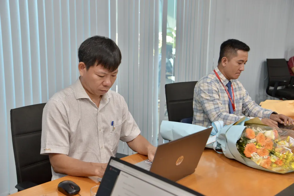 TS Nguyễn Trung Nhân (bên trái) đang tư vấn cho thí sinh. Ảnh: CAO THĂNG TS Nguyễn Trung Nhân (bên trái) đang tư vấn cho thí sinh. Ảnh: CAO THĂNG