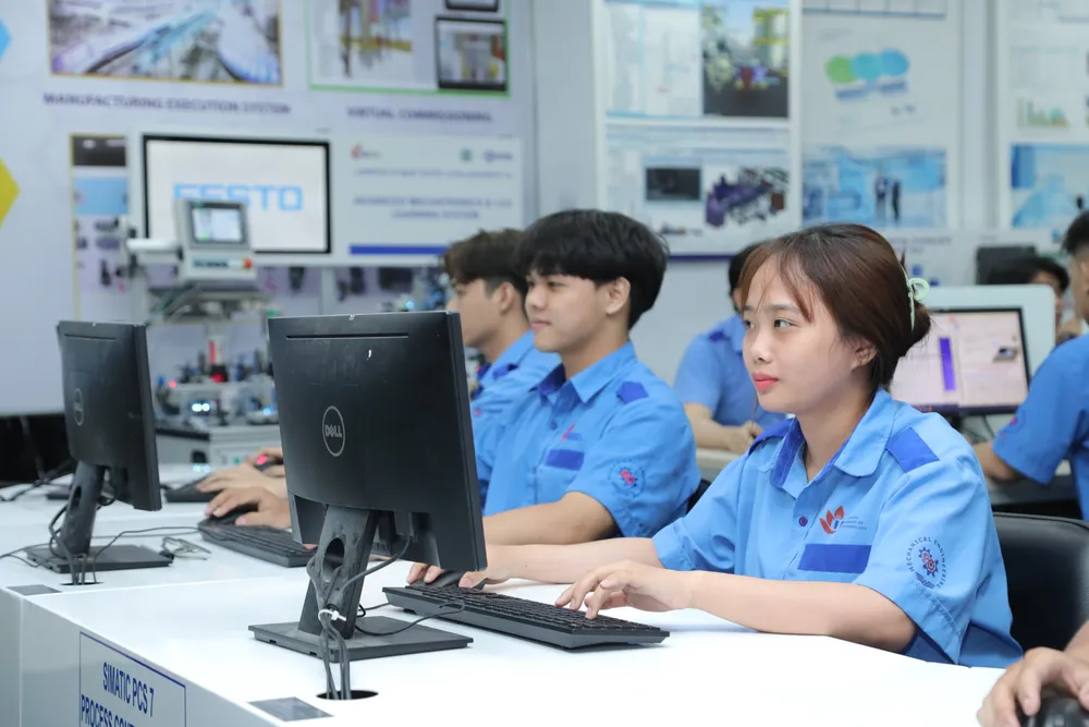 Sinh viên Trường ĐH Công nghiệp TPHCM Sinh viên Trường ĐH Công nghiệp TPHCM