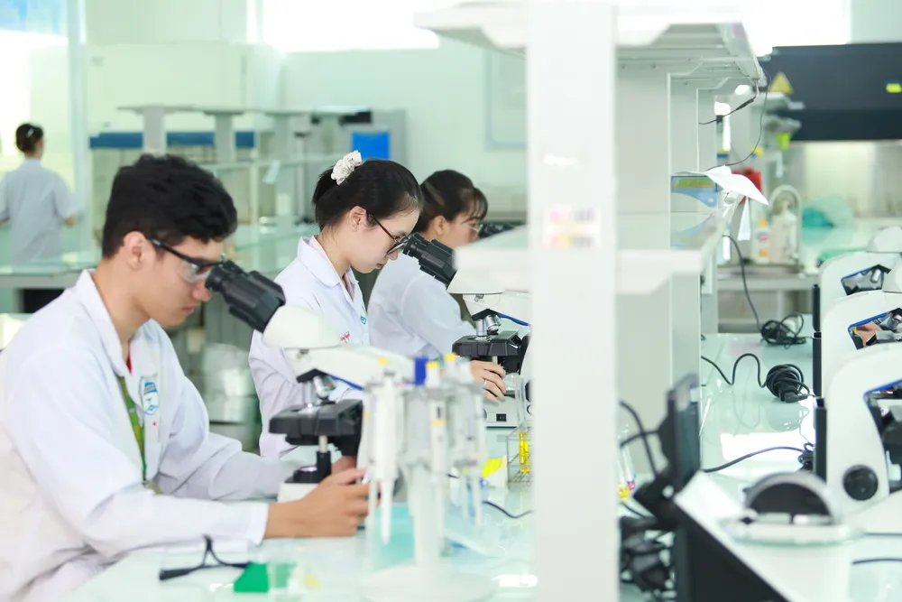 Sinh viên ngành Sinh học của HUTECH đang thực hành Sinh viên ngành Sinh học của HUTECH đang thực hành