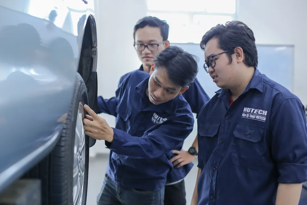 Sinh viên ngành Kỹ thuật ô tô của HUTECH thực hành trên ô tô thật Sinh viên ngành Kỹ thuật ô tô của HUTECH thực hành trên ô tô thật