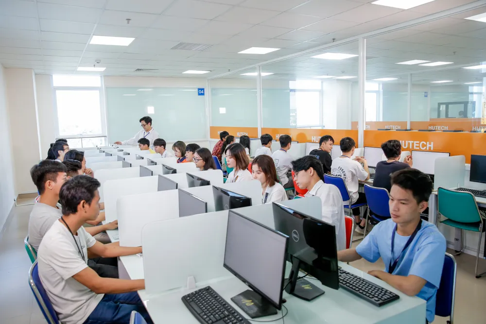 Sinh viên HUTECH được đào tạo theo hướng ứng dụng cao, thực hành nhiều Sinh viên HUTECH được đào tạo theo hướng ứng dụng cao, thực hành nhiều