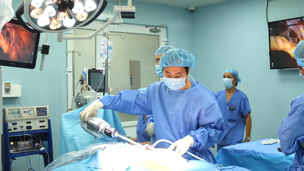 Bác sĩ Bệnh viện Bình Dân thực hiện nội soi cho người bệnh