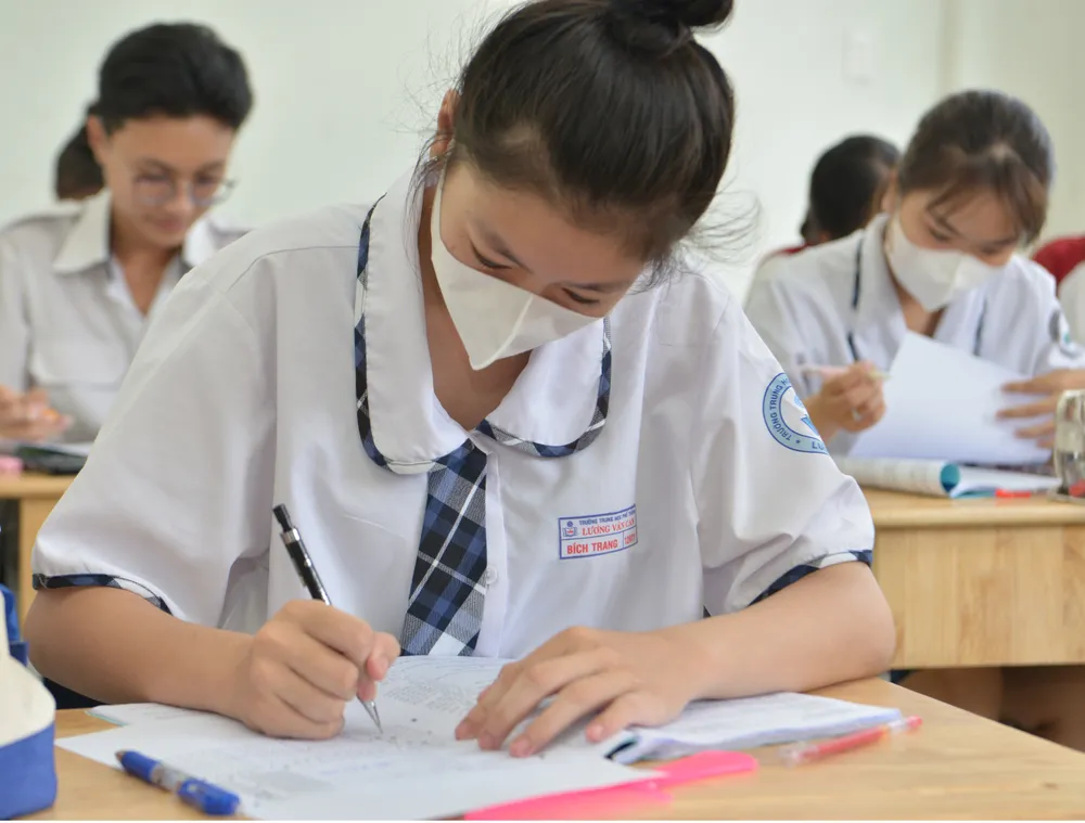 Học sinh lớp 12 Trường THPT Lương Văn Can (TPHCM) đang ôn thi tốt nghiệp THPT 2023. Ảnh: CAO THĂNG