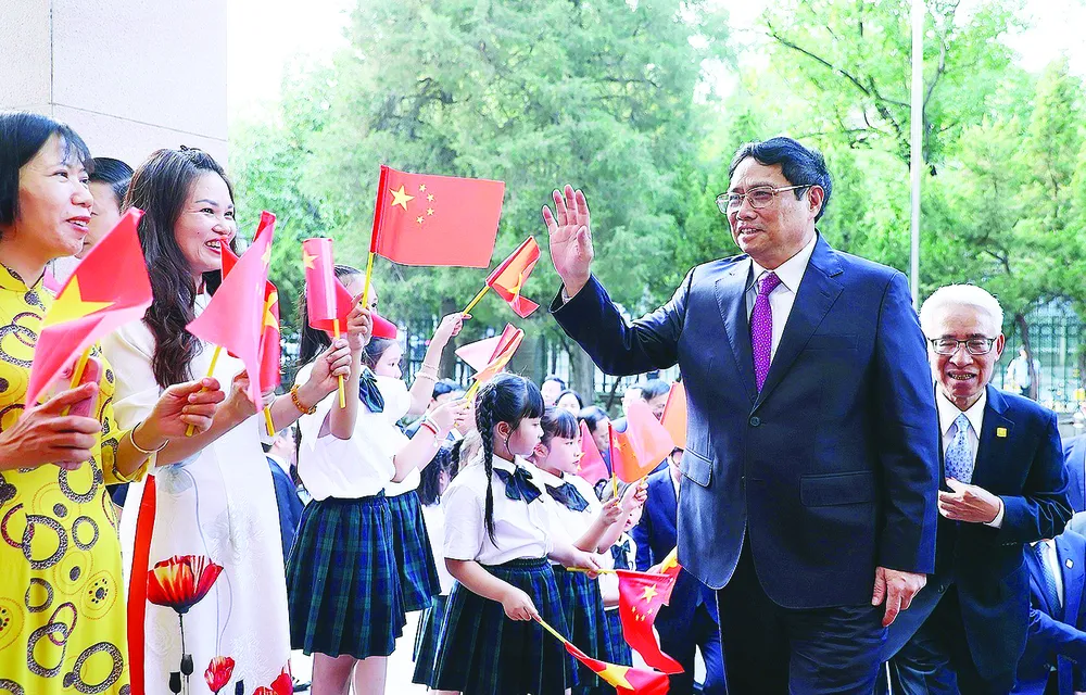 Thủ tướng Phạm Minh Chính với đại diện cộng đồng người Việt Nam tại Trung Quốc