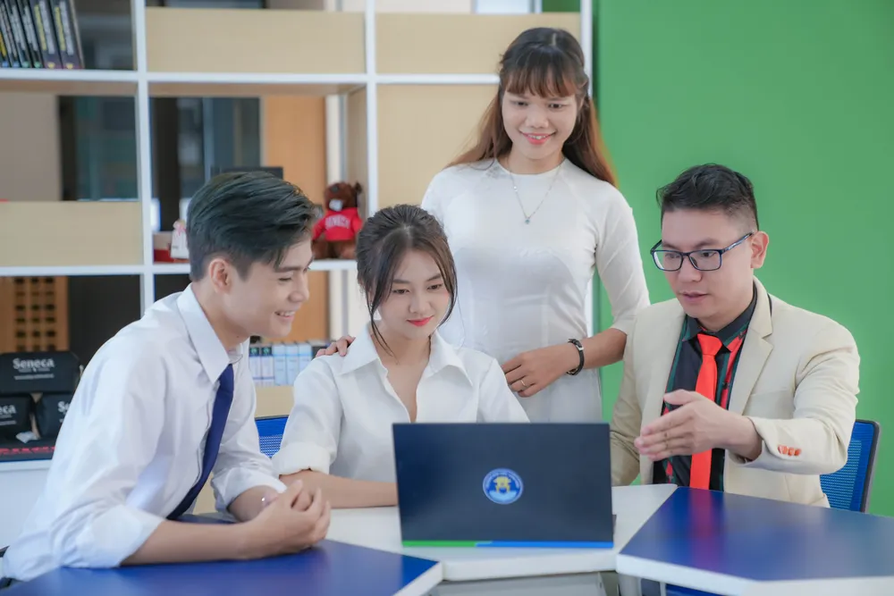 Sinh viên trao đổi cùng giảng viên tại thư viện Sinh viên trao đổi cùng giảng viên tại thư viện