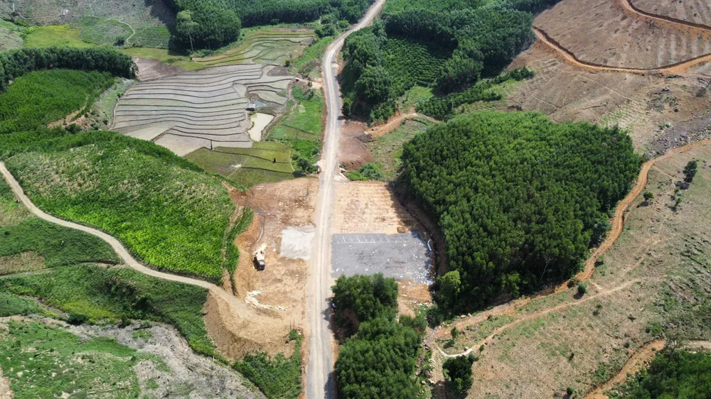 Chiều 30-6, theo ghi nhận của PV Báo SGGP, tuyến cao tốc Khánh Hòa - Buôn Ma Thuột (nối 2 tỉnh Khánh Hòa và Đắk Lắk) vẫn chưa được thi công dù đã được khởi công từ ngày 18-6. Tại Km54+750 đoạn qua thôn Cư Dhắt, xã Cư Drăm, huyện Krông Bông, tỉnh Đắk Lắk (ảnh) - nơi tổ chức lễ khởi công vẫn chưa có hoạt động thi công nào diễn ra Chiều 30-6, theo ghi nhận của PV Báo SGGP, tuyến cao tốc Khánh Hòa - Buôn Ma Thuột (nối 2 tỉnh Khánh Hòa và Đắk Lắk) vẫn chưa được thi công dù đã được khởi công từ ngày 18-6. Tại Km54+750 đoạn qua thôn Cư Dhắt, xã Cư Drăm, huyện Krông Bông, tỉnh Đắk Lắk (ảnh) - nơi tổ chức lễ khởi công vẫn chưa có hoạt động thi công nào diễn ra