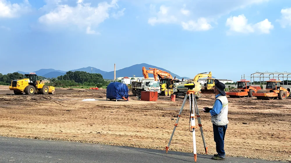 Trở lại cao tốc Biên Hòa - Vũng Tàu sau 2 tuần khởi công, tại điểm đầu của dự án thành phần 3 (phường Mỹ Xuân, thị xã Phú Mỹ, tỉnh Bà Rịa - Vũng Tàu), không khí làm việc khá nhộn nhịp. Song song với công tác đo vẽ, nhiều máy ủi, máy xúc, xe tải đã được huy động đến công trường để thi công Trở lại cao tốc Biên Hòa - Vũng Tàu sau 2 tuần khởi công, tại điểm đầu của dự án thành phần 3 (phường Mỹ Xuân, thị xã Phú Mỹ, tỉnh Bà Rịa - Vũng Tàu), không khí làm việc khá nhộn nhịp. Song song với công tác đo vẽ, nhiều máy ủi, máy xúc, xe tải đã được huy động đến công trường để thi công