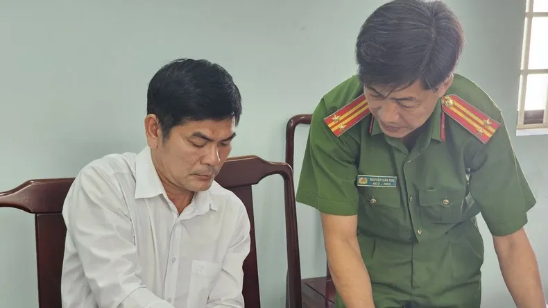 Đối tượng Trần Viết Kiều tại cơ quan công an. Ảnh: Theo Nhandan.vn