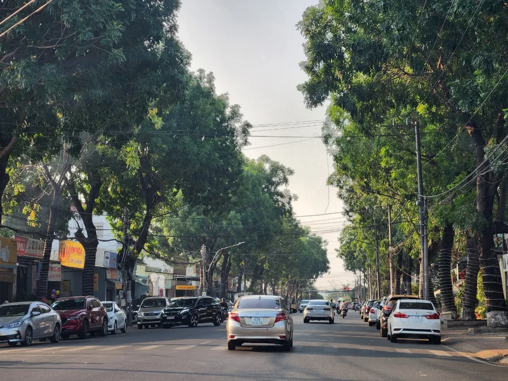 Đường Lê Duẩn, TP Đồng Xoài mang dáng vẻ hiện đại. Ảnh: VĂN PHONG