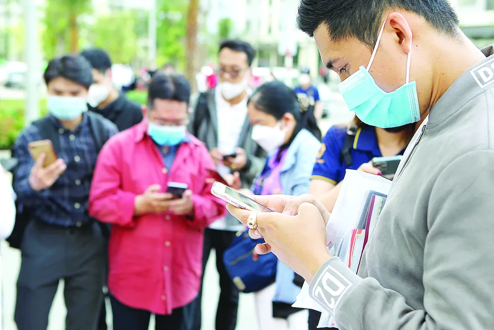 Dùng điện thoại đúng cách để tránh bị tấn công mạng là điều cần thiết. Ảnh: HOÀNG HÙNG