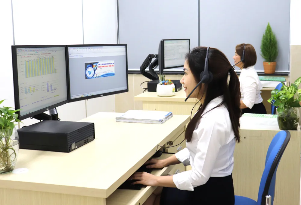 Nhân viên Công ty Cấp nước Phú Hòa Tân chăm sóc khách hàng qua hệ thống Call Center