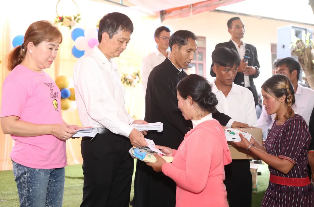 Đại diện mạnh thường quân, ông Đăng Văn Thanh trao quà cho các hộ giáo dân nghèo Đại diện mạnh thường quân, ông Đăng Văn Thanh trao quà cho các hộ giáo dân nghèo