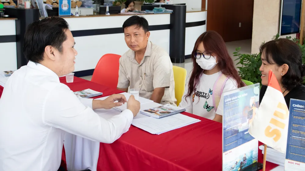 Thí sinh, phụ huynh làm thủ tục nhập học tại Trường ĐH Quốc tế Sài Gòn Thí sinh, phụ huynh làm thủ tục nhập học tại Trường ĐH Quốc tế Sài Gòn