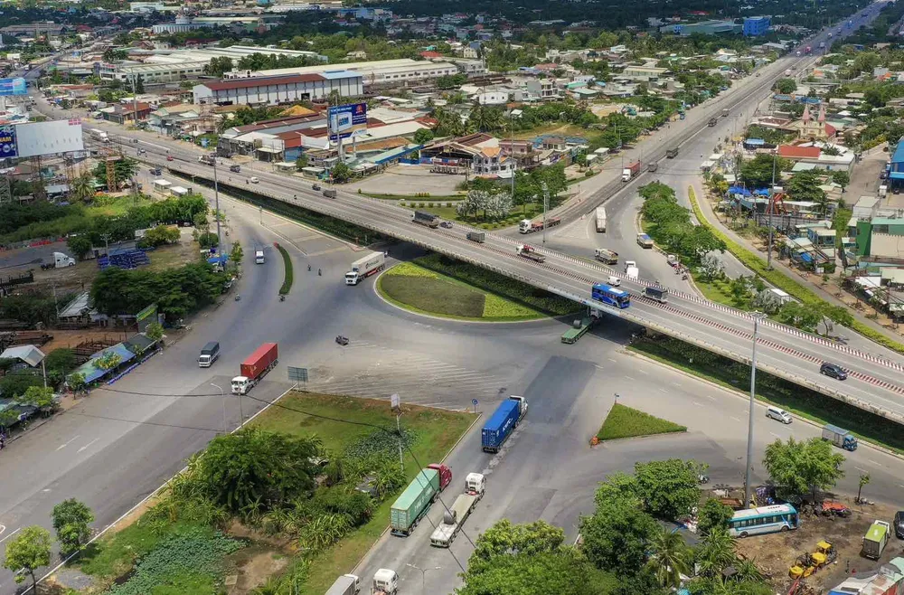 Theo TS Nguyễn Đức Kiên, TPHCM muốn phát triển đô thị phải phát triển bất động sản nhà ở và bất động sản công nghiệp, trong khi hiện TPHCM chưa chú trọng đến bất động sản công nghiệp. Với Nghị quyết 98, phát triển TOD thì phải phát triển bất động sản công nghiệp, việc này thuộc thẩm quyền của TP. Về đột phá trong công nghiệp, TS Nguyễn Đức Kiên góp ý nên thành lập hệ thống viện, trường, doanh nghiệp để sản xuất chip. Với các tuyến giao thông, nhất là đường sắt và metro, theo TS Nguyễn Đức Kiên TPHCM cần phải có các doanh nghiệp sản xuất phương tiện, đóng được toa xe… Hiện metro rất lớn nhưng chúng ta chưa sản xuất được gì trong đó. Để xây dựng được Trung tâm tài chính quốc gia đặt tại TPHCM, ông cũng góp ý Đoàn ĐBQH TPHCM cần quan tâm thảo luận về dự thảo Luật các tổ chức tín dụng. Hiện dự thảo này không có phần ngân hàng số. Theo TS Nguyễn Đức Kiên, TPHCM muốn phát triển đô thị phải phát triển bất động sản nhà ở và bất động sản công nghiệp, trong khi hiện TPHCM chưa chú trọng đến bất động sản công nghiệp. Với Nghị quyết 98, phát triển TOD thì phải phát triển bất động sản công nghiệp, việc này thuộc thẩm quyền của TP. Về đột phá trong công nghiệp, TS Nguyễn Đức Kiên góp ý nên thành lập hệ thống viện, trường, doanh nghiệp để sản xuất chip. Với các tuyến giao thông, nhất là đường sắt và metro, theo TS Nguyễn Đức Kiên TPHCM cần phải có các doanh nghiệp sản xuất phương tiện, đóng được toa xe… Hiện metro rất lớn nhưng chúng ta chưa sản xuất được gì trong đó. Để xây dựng được Trung tâm tài chính quốc gia đặt tại TPHCM, ông cũng góp ý Đoàn ĐBQH TPHCM cần quan tâm thảo luận về dự thảo Luật các tổ chức tín dụng. Hiện dự thảo này không có phần ngân hàng số.