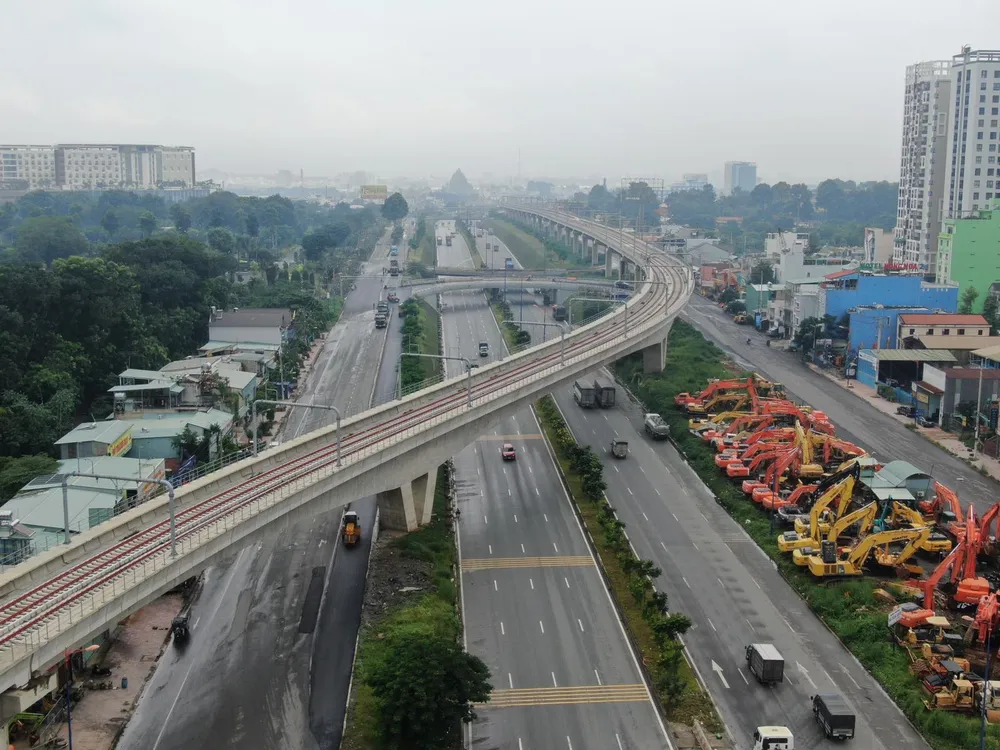 Cửa ngõ phía đông Thành phố với hệ thống đường nhiều tầng và cầu vượt metro trên cao. Ảnh: HOÀNG HÙNG Cửa ngõ phía đông Thành phố với hệ thống đường nhiều tầng và cầu vượt metro trên cao. Ảnh: HOÀNG HÙNG